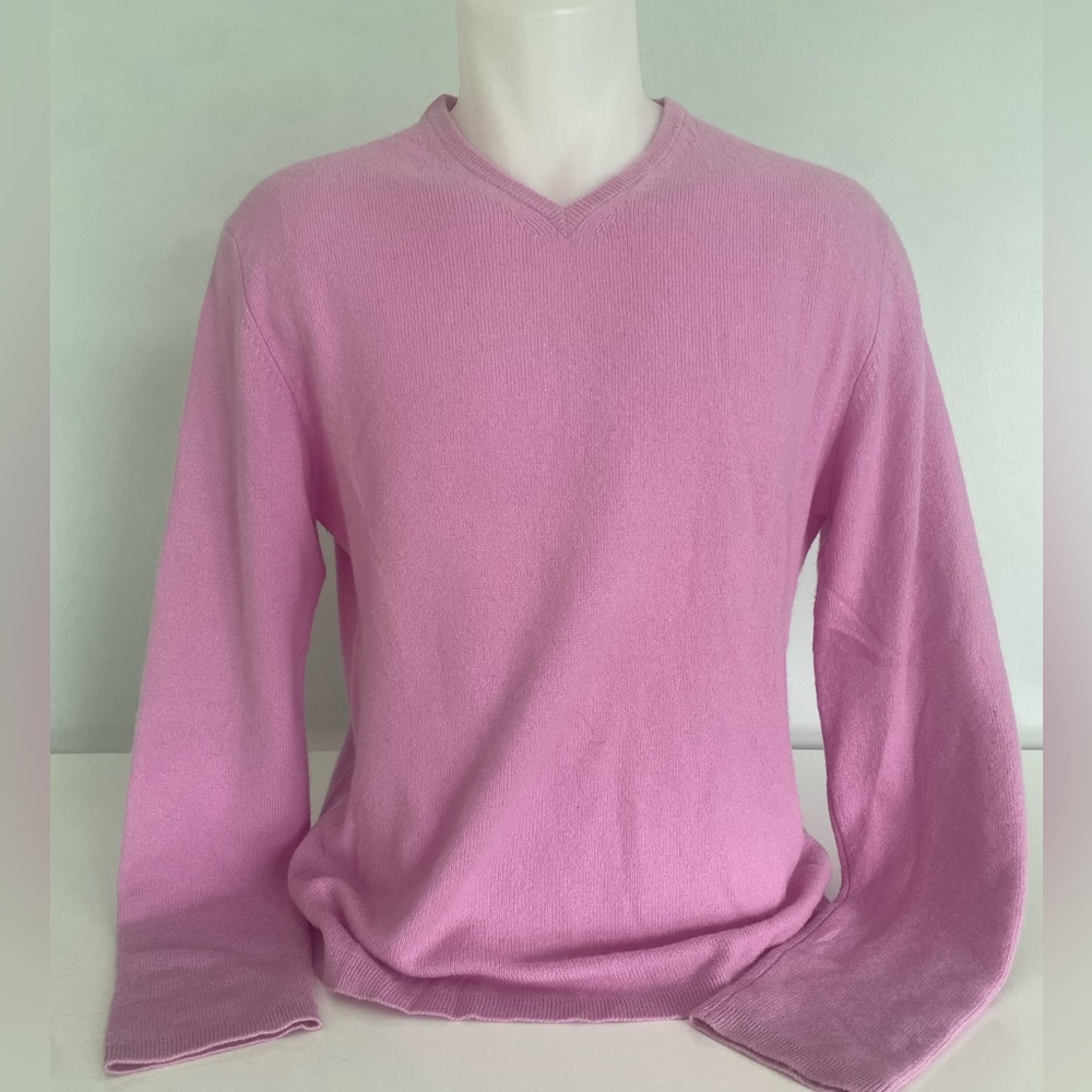TSE cashmere v-neck long sleeve sweater.